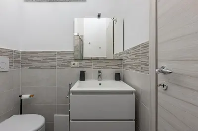Bagno di GuestHost - Comfy Apartment close to the Station with Courtyard