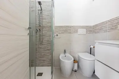 Bagno di GuestHost - Comfy Apartment close to the Station with Courtyard