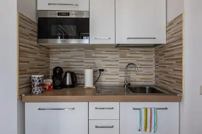 Cucina o angolo cottura di GuestHost - Comfy Apartment close to the Station with Courtyard