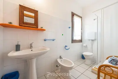 Bagno di Casa degli Oleandri by Propertize