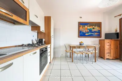 Cucina o angolo cottura di Casa degli Oleandri by Propertize