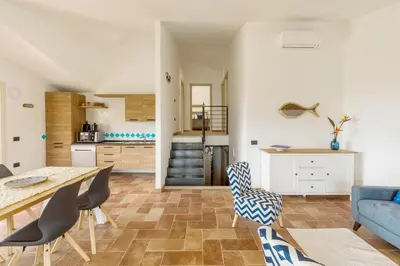 Area soggiorno di Villa Stefanina - Vista mare e piscina privata vicina alla spiaggia di Cala Sinzias