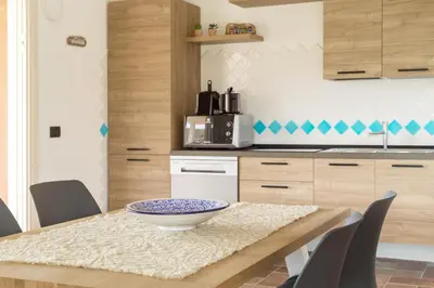 Cucina o angolo cottura di Villa Stefanina - Vista mare e piscina privata vicina alla spiaggia di Cala Sinzias
