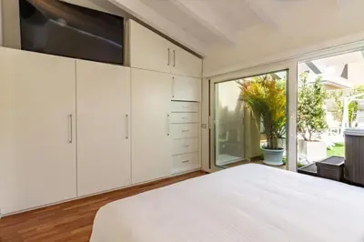 TV o dispositivi per l'intrattenimento presso Terrazza con Jacuzzi su Attico Elegante a Cagliari