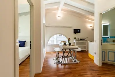 TV o dispositivi per l'intrattenimento presso Terrazza con Jacuzzi su Attico Elegante a Cagliari