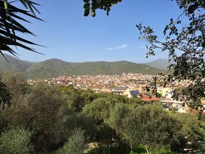 Vista generica sulle montagne o vista sulle montagne dall'interno dell'appartamento