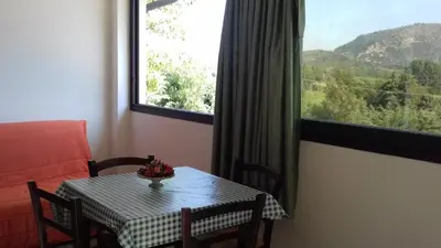 Vista generica sulle montagne o vista sulle montagne dall'interno della casa vacanze