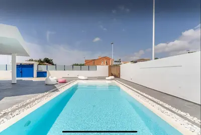 Piscina di Leonida's Room pool and Jacuzzi o nelle vicinanze