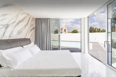 Letto o letti in una camera di Leonida's Room pool and Jacuzzi