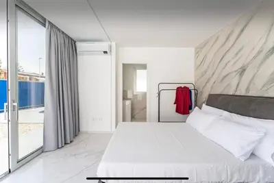 Letto o letti in una camera di Leonida's Room pool and Jacuzzi