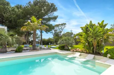 Piscina di Luxury Villa Sea Front With Pool o nelle vicinanze