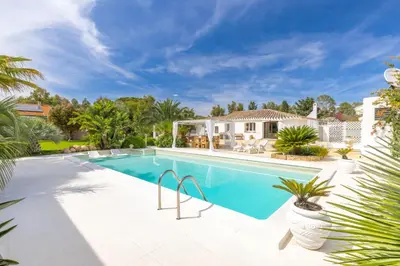 Piscina di Luxury Villa Sea Front With Pool o nelle vicinanze