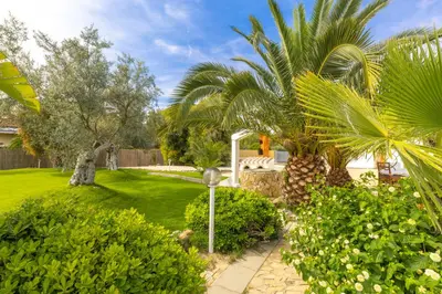 Giardino di Luxury Villa Sea Front With Pool