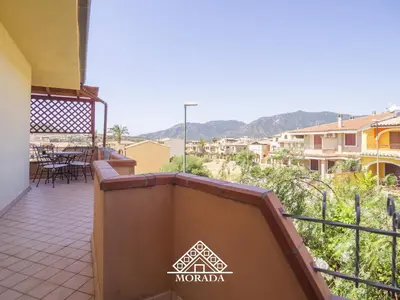 Vista generica sulle montagne o vista sulle montagne dall'interno dell'appartamento