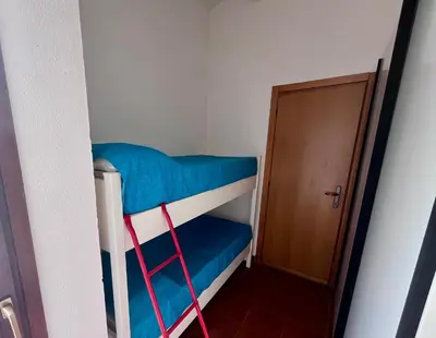 Letto o letti a castello in una camera di Villetta Vele 1 By La Via Del Mare Viaggi e Vacanze