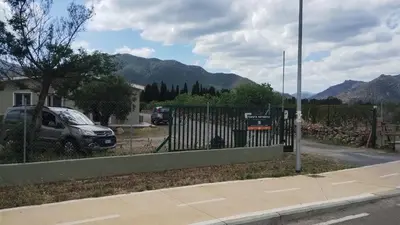 Vista generica sulle montagne o vista sulle montagne dall'interno del campeggio