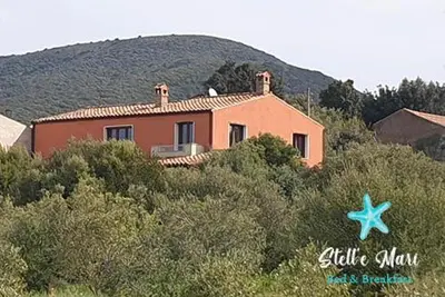 Vista generica sulle montagne o vista sulle montagne dall'interno del bed & breakfast