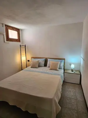 Letto o letti in una camera di Bel Seminterrato con finestre