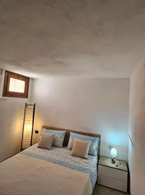 Letto o letti in una camera di Bel Seminterrato con finestre