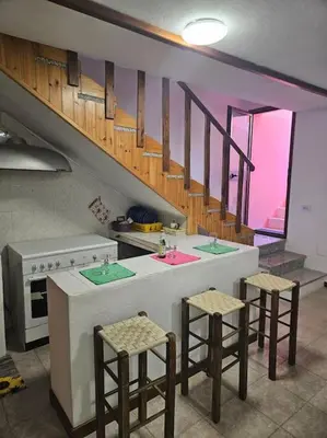 Cucina o angolo cottura di Bel Seminterrato con finestre