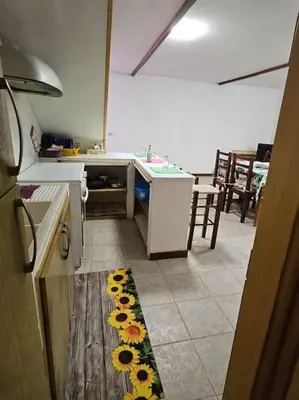 Cucina o angolo cottura di Bel Seminterrato con finestre