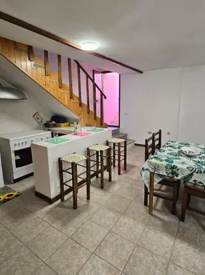 Cucina o angolo cottura di Bel Seminterrato con finestre