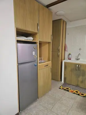 Cucina o angolo cottura di Bel Seminterrato con finestre