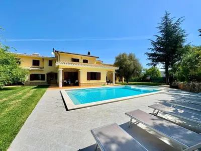 Piscina di Villa With Pool o nelle vicinanze