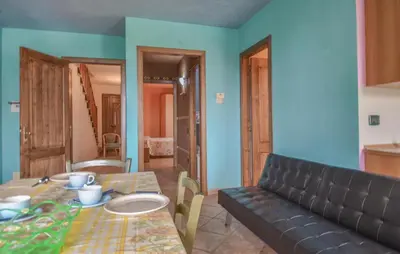 Area soggiorno di Cozy Apartment In Ilbono With Wifi