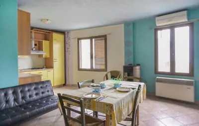Area soggiorno di Cozy Apartment In Ilbono With Wifi