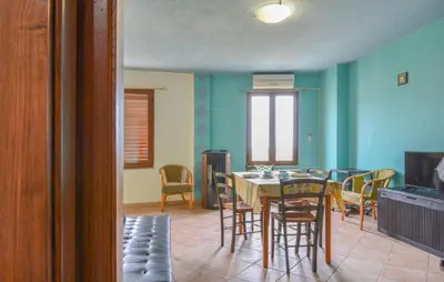 Area soggiorno di Cozy Apartment In Ilbono With Wifi