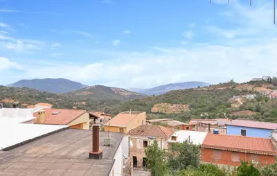 Vista generica sulle montagne o vista sulle montagne dall'interno dell'appartamento