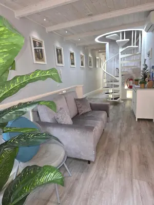 Area soggiorno di Soliana Apartments-Luce