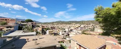 Vista generica sulle montagne o vista sulle montagne dall'interno dell'appartamento