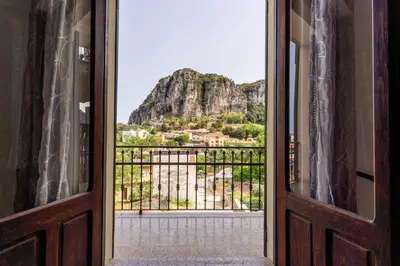 Vista generica sulle montagne o vista sulle montagne dall'interno dell'appartamento