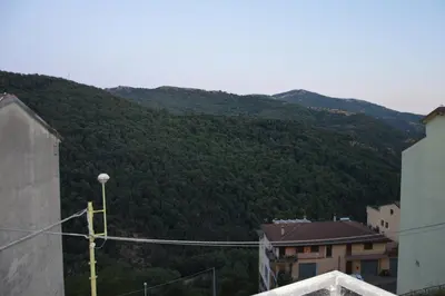 Vista generica sulle montagne o vista sulle montagne dall'interno del bed & breakfast