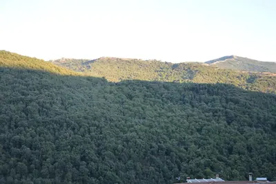 Vista generica sulle montagne o vista sulle montagne dall'interno del bed & breakfast