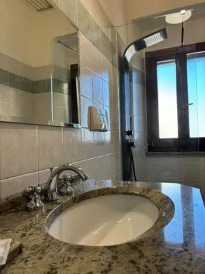 Bagno di Bright Port View Apartment- Secondary Entrance Free Parking