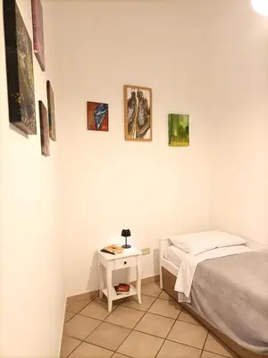 Letto o letti in una camera di Bright Port View Apartment- Secondary Entrance Free Parking