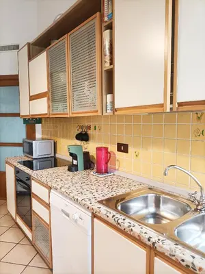 Cucina o angolo cottura di Bright Port View Apartment- Secondary Entrance Free Parking