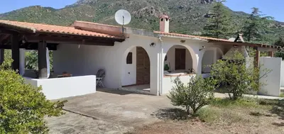 Vista generica sulle montagne o vista sulle montagne dall'interno della casa vacanze