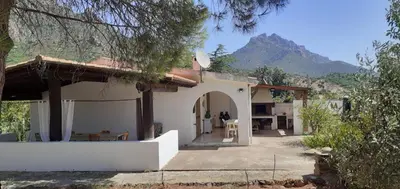 Vista generica sulle montagne o vista sulle montagne dall'interno della casa vacanze