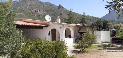 Vista generica sulle montagne o vista sulle montagne dall'interno della casa vacanze