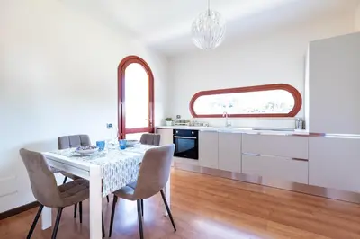 Cucina o angolo cottura di Villa Margot-Garden & Whirpool -5 Min to the beach