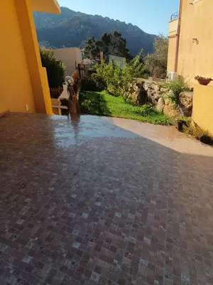 Vista generica sulle montagne o vista sulle montagne dall'interno della casa vacanze