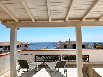 Vista generica sul mare o vista sul mare dall'interno dell'appartamento