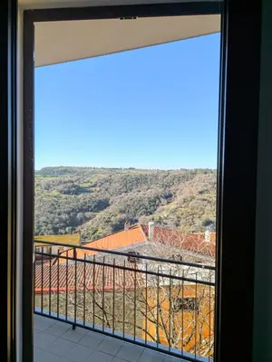 Vista generica sulle montagne o vista sulle montagne dall'interno del bed & breakfast