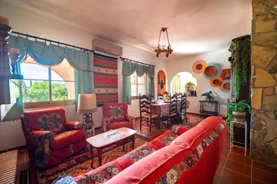 Area soggiorno di Resonance Experience - Tranquil Room Close to Beaches and Sacred Sites