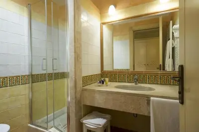 Bagno di Tranquil Lantana Resort Hotel Apartments 1 Bedroom room apartment sleeps 5 per