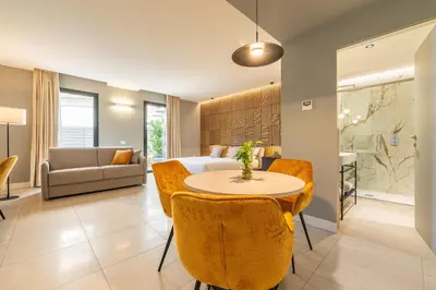 Area soggiorno di Karalin Sonnino Suites